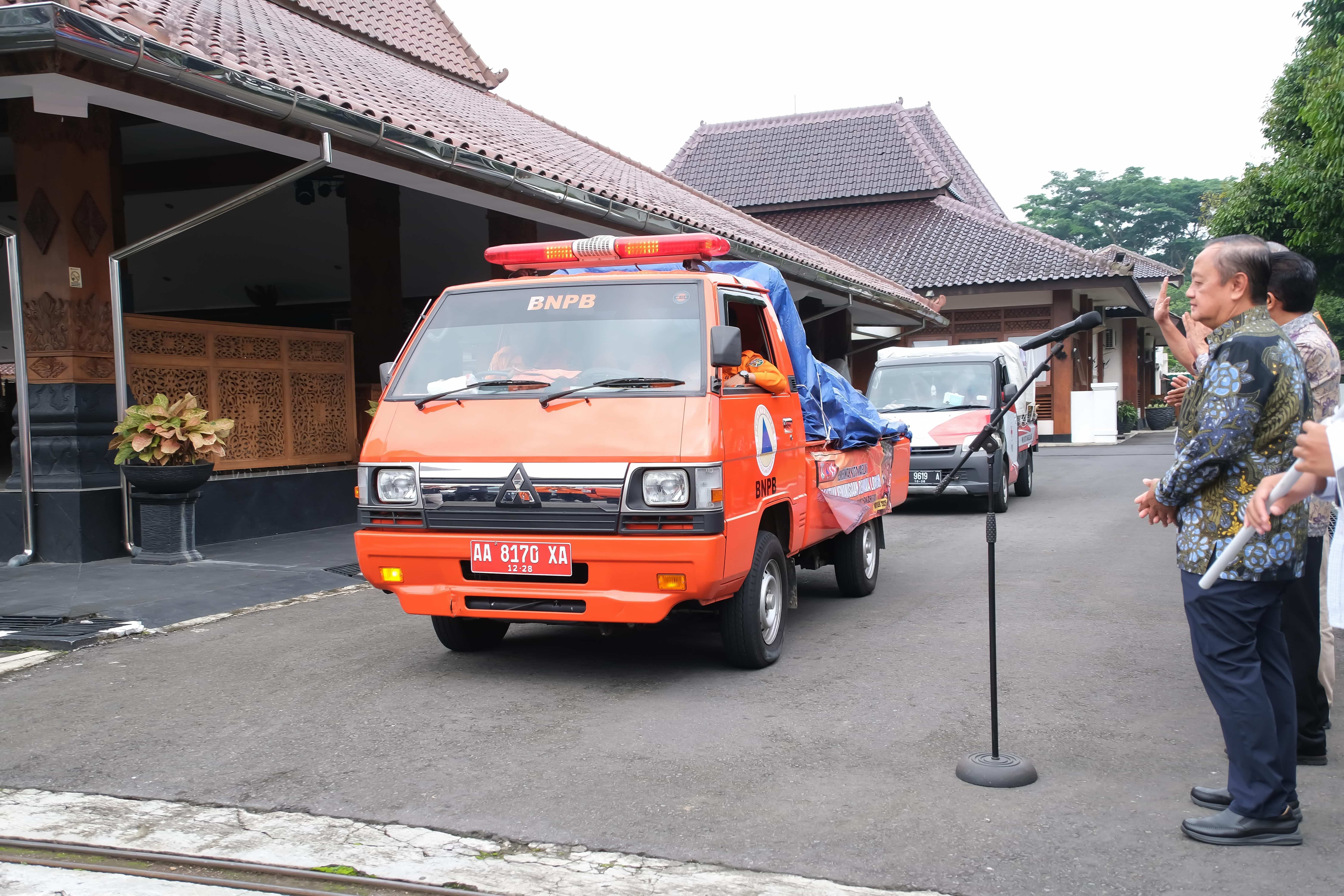 Wakil wali Kota Magelang saat melepas bantuan kemanusiaan untuk korban longsor di Banjarnegara dan Cilacap, Jumat (21/11).