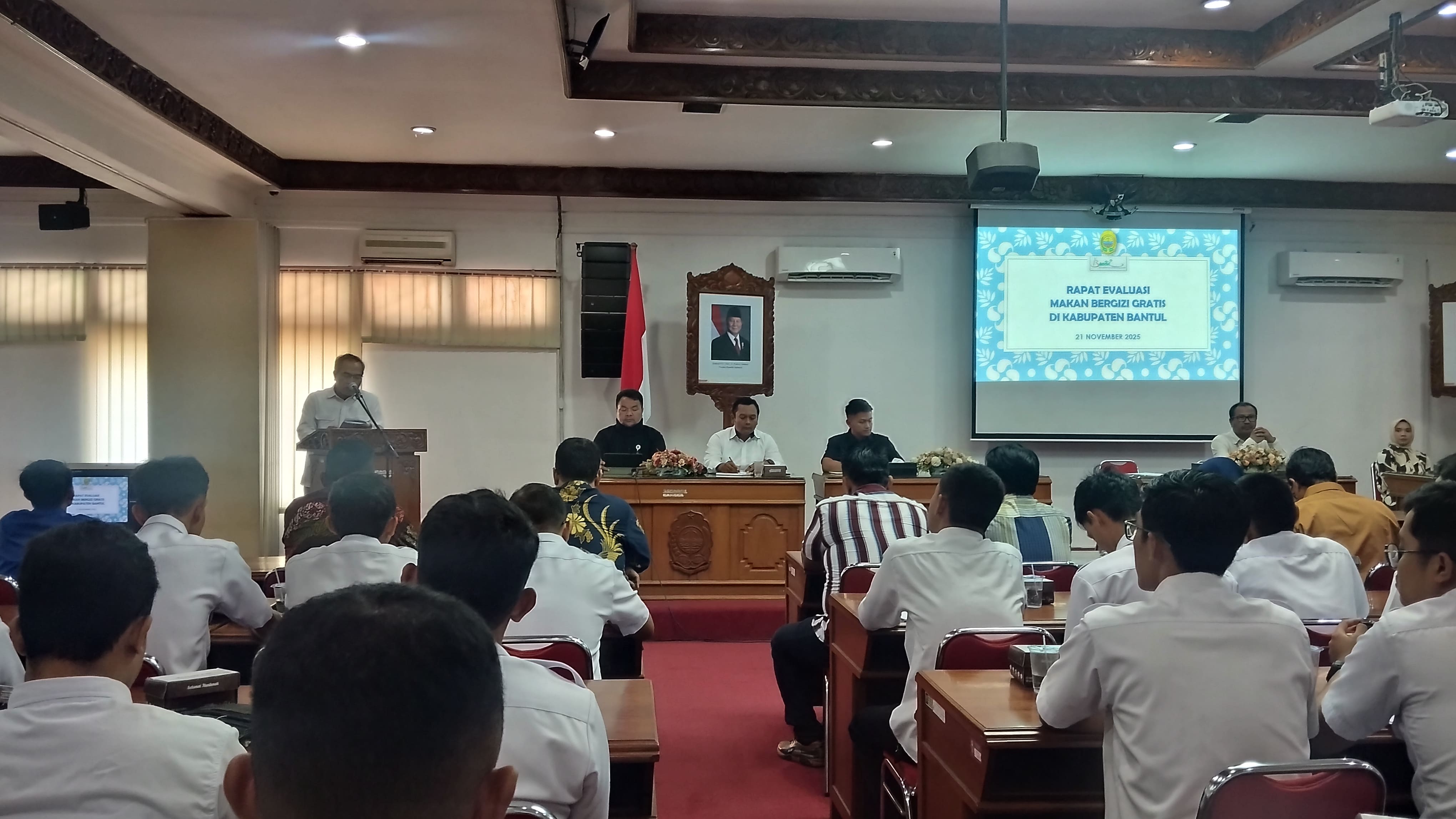 Pemkab Bantul sedang mengevaluasi SPPG di ruang Mandala Saba Gedung Induk Lantai tiga Pemkab Bantul Jumat (21/11)