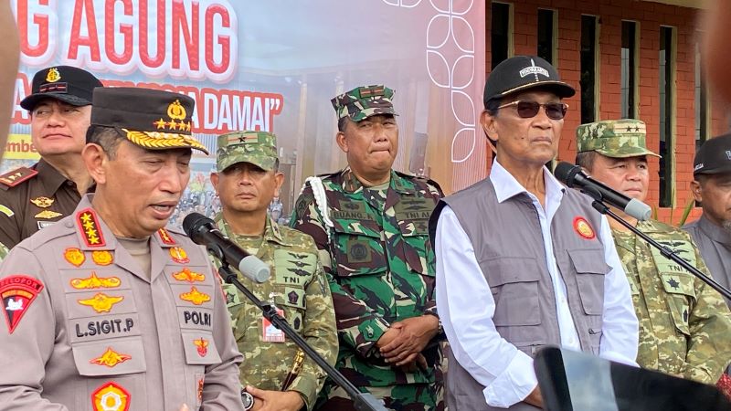 SRAWUNG AGUNG: Kapolri Jenderal Listyo Sigit Prabowo didampingi Gubernur DIY HB X saat di Mapolda DIY Jumat (21/11).