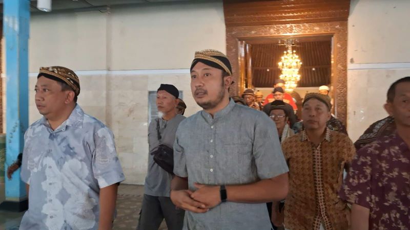 PB XIV Mangkubumi juga menjalankan salat Jumat di Masjid Agung Solo.