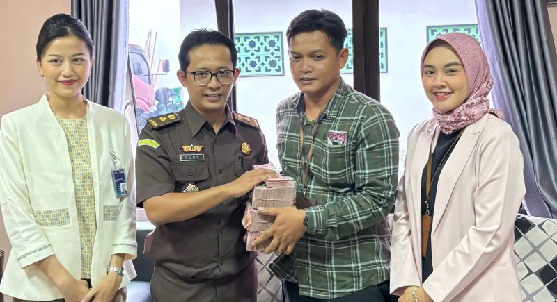 Kasi Pidsus Kejari Klaten Rudy Kurniawan saat menerima titipan uang pengembalian kerugian negara sebesar Rp 311 juta dari kuasa hukum JS.