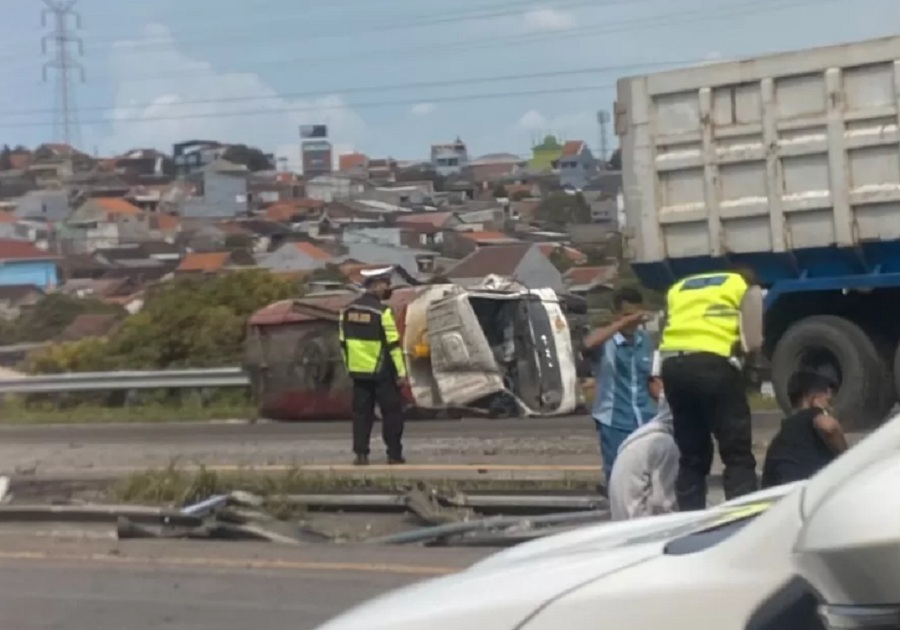 Kondisi truk tangki terguling hingga penumpang tewas setelah dihajar truk rem blong.