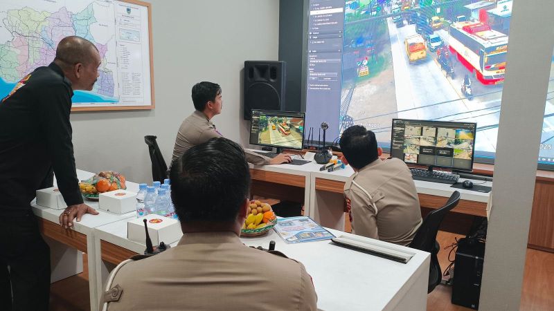 PANTAU KONDISI : Petugas Satlantas Polres Kebumen memantau arus lalu lintas secara terpadu melaui kamera pengawas yang berada di berbagai titik di Kebumen.
