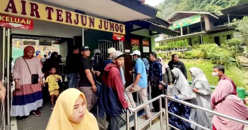 Pengunjung memasuki loket masuk wisata Air Terjun Jumog, Kecamatan Ngargoyoso, Kabupaten Karanganyar.