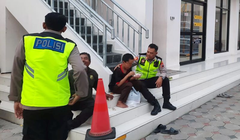 Jajaran Polsek Prambanan saat menangani remaja berusia 14 tahun di Masjid Qolbun Syakur, Desa Sanggrahan, Kecamatan Prambanan, Klaten, Sabtu (22/11/2025)