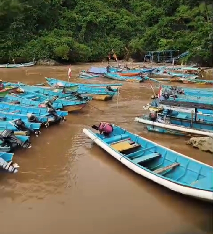 Dokumentasi/Satlinmas Rescue Istimewa Wilayah II Baron: Kondisi perairan pesisir Pantai Baron berwarna coklat pekat akibat air kiriman hujan yang bermuara di sungai bawah tanah Baron.  &nbsp;