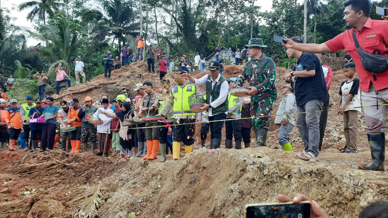 Tabur Bunga untuk Maysarah dan Vani: Komunitas Cilacap Mengakhiri Pencarian Korban Longsor