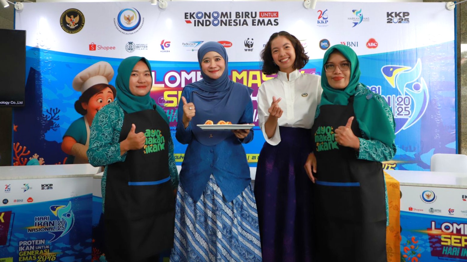 Karya Enik dan Mega Antar TP PKK Purworejo Menang Lomba Masak Ikan Nasional