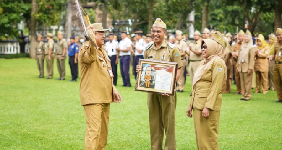 Wali Kota memimpin apel rutin pada Senin (24/11/2025) pagi di halaman Pemkot Salatiga.