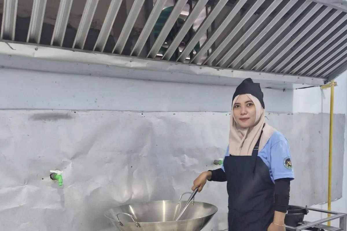 Ibu Yeni Lestari, relawan Dapur Makan Bergizi Gratis (MBG) SPPG Jiken 1, Desa Jiken, Kecamatan Jiken, Kabupaten Blora, Jawa Tengah.