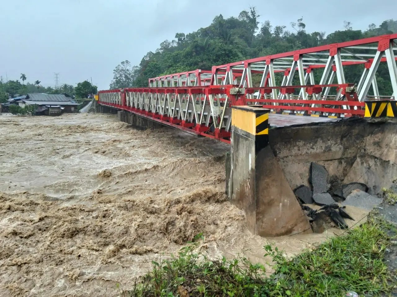 Kondisi jembatan yang terputus akibat banjir di Kabupaten Tapanuli Utara, Sumatra Utara, Selasa (25/11). (BPBD Kabupaten Tapanuli Utara
