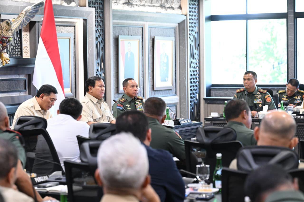 Rapat evaluasi percepatan program Koperasi Desa/Kelurahan Merah Putih (KDKMP) yang digelar di Markas Besar TNI, Jakarta (25/11). Sumber: Setneg