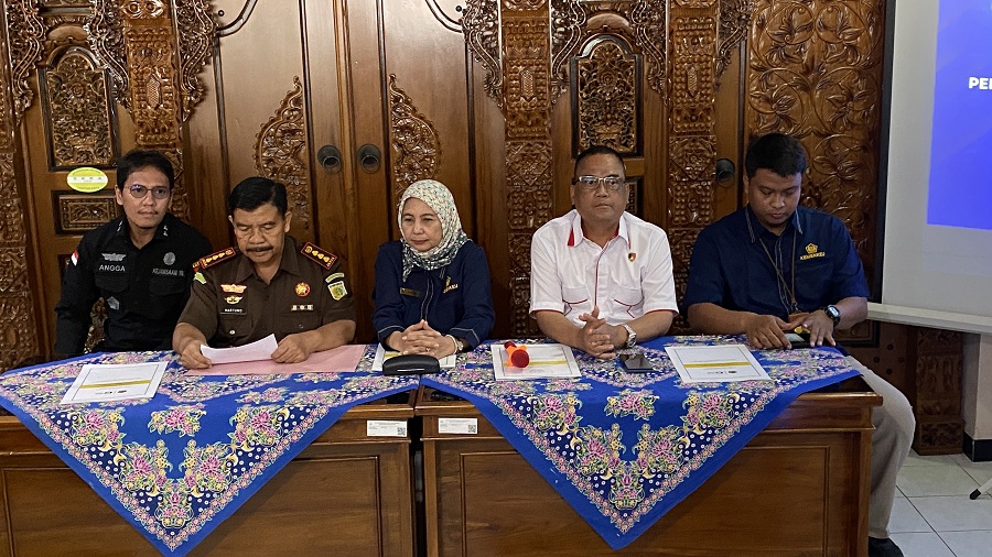 RILIS PENYERAHAN: Tersangka tindak pidana perpajakan dari Kanwil DJP DIY kepada Kejari Yogyakarta, di Kantor Kejari Yogyakarta Rabu (26/11/2025).