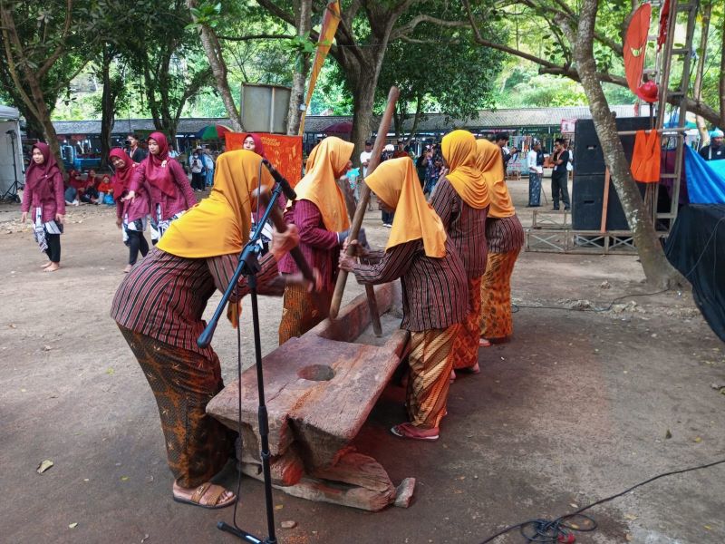 KOMPAK: Kelompok Sandiwara dari Kapanewon Tanjungsari saat tampil di panggung Sandi Swara Forum Kebudayaan Yogyakarta Minggu (12/10).