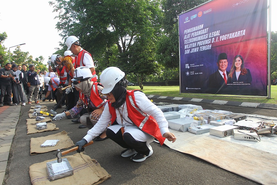 Sebanyak 75 unit perangkat telekomunikasi ilegal hasil operasi penertiban penggunaan spektrum frekuensi radio itu dimusnahkan karena menimbulkan gangguan layanan komunikasi publik.