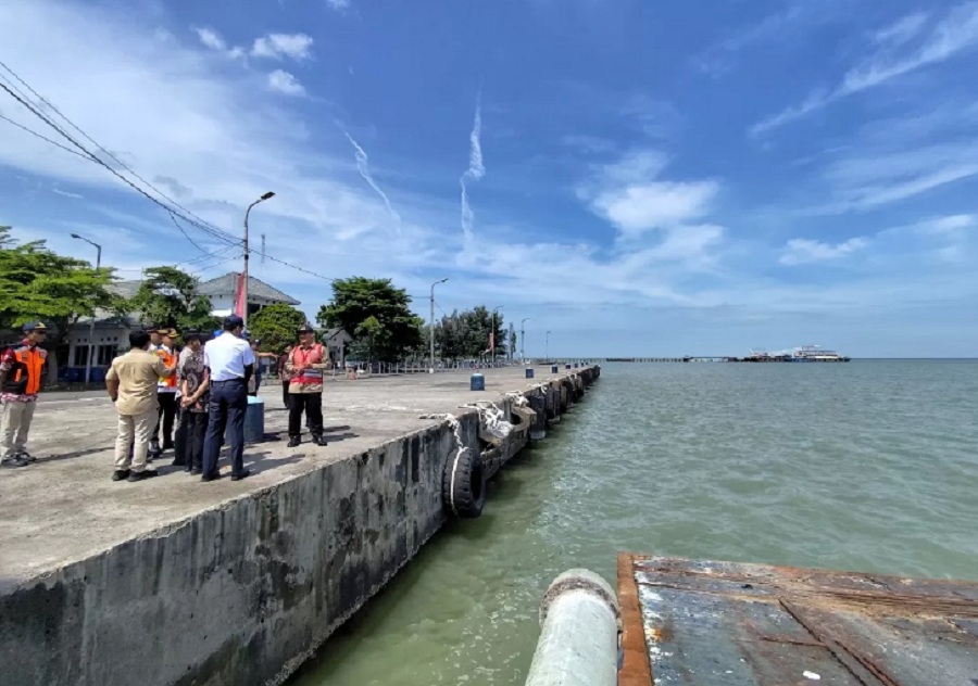 Anggota Komisi VII DPR RI Bambang Haryo Soekartono saat berdialog di Pelabuhan Kendal.