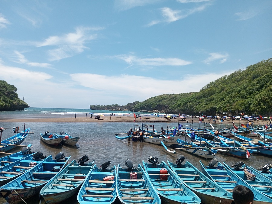 PATUHI ATURAN: Nelayan di Pantai Baron sedang memperbaiki jaring penangkap ikan miliknya.&nbsp;Aktvitas ekspor di TPI Baron, dipastikan sudah sesuai prosedur.