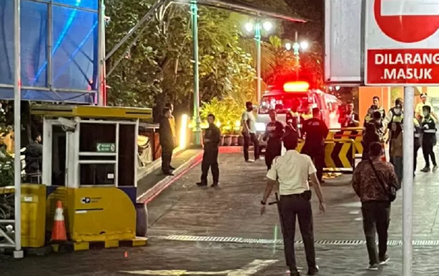 Ambulans yang membawa korban di kawasan Solo Grand Mall, Sabtu (30/11/2025).
