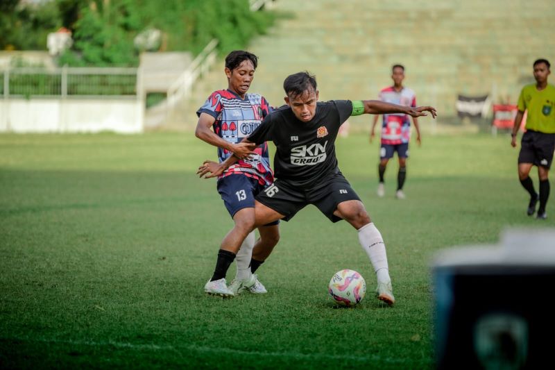 PERSIAPAN LIGA : Pemain Persak Kebumen (jersey hitam) tampil energik menghadapi pemain Persipur Puwodadi pada laga uji coba di Stadion Krida Bhakti Purwodadi, Grobogan pada Sabtu (29/11).