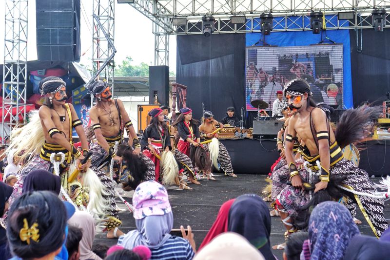 ATRAKSI: Para seniman tampil maksimal dalam gelaran festival kesenian di Lapangan Desa Ngasinan Sabtu (29/11).