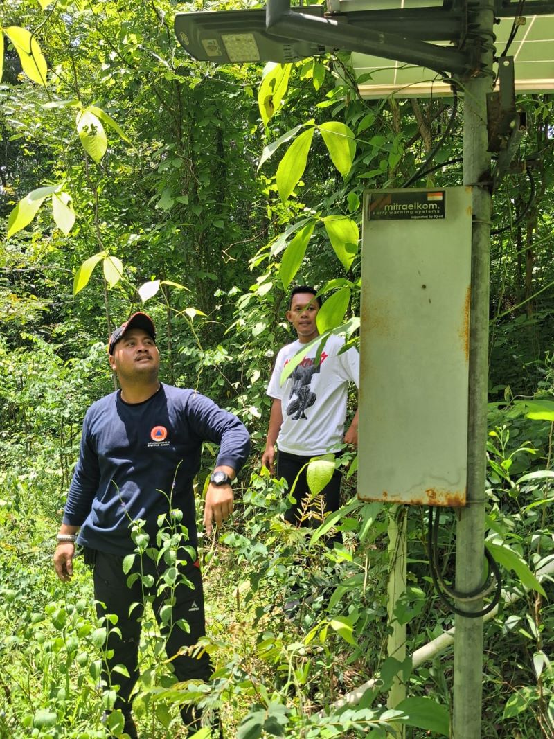 TURUN LAPANGAN: Petugas BPBD Bantul saat mengecek EWS longsor di Nglingseng, Munthuk, Dlingo. Titik EWS ini dalam kondisi rusak dan belum diperbaiki.
