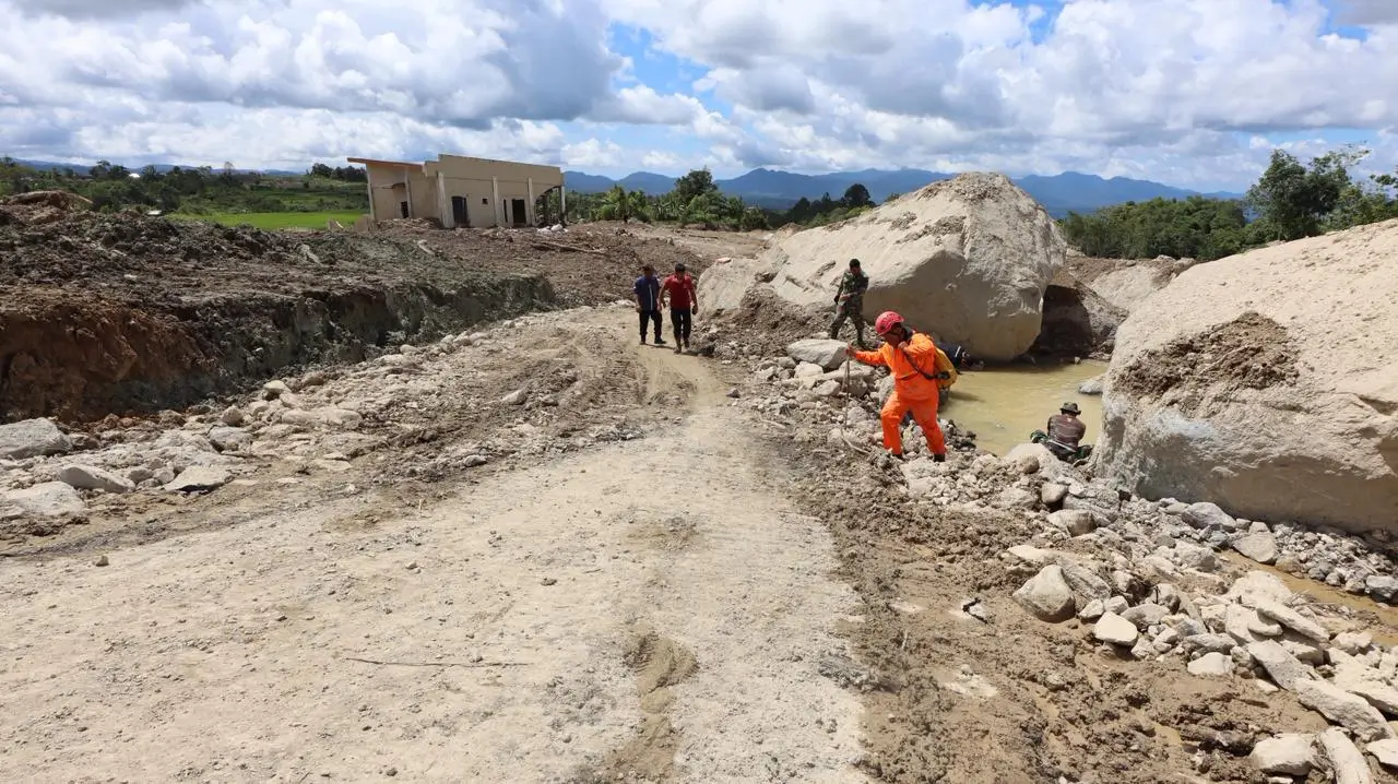 Tim SAR gabungan menyisir lokasi terdampak longsor di Desa Panggugunan, Kecamatan Pakkat, Kabupaten Humbang Hasundutan, Sumatra Utara, Minggu (30/11). (Bidang Komunikasi Kebencanaan)