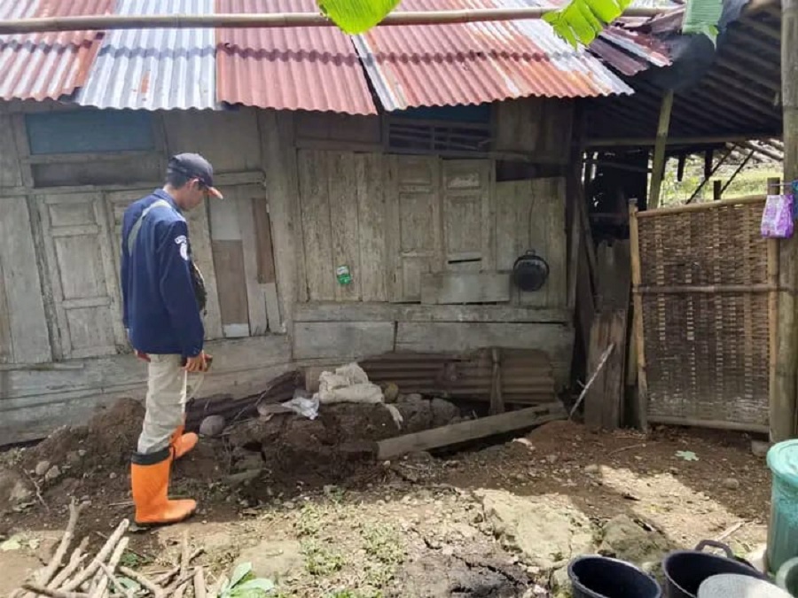PEMETAAN : Petugas BPBD Kebumen melakukan asesmen di lokasi rumah warga Desa Sampang, Kecamatan Sempor yang terdampak tanah bergerak. (Dokumentasi BPBD Kebumen)