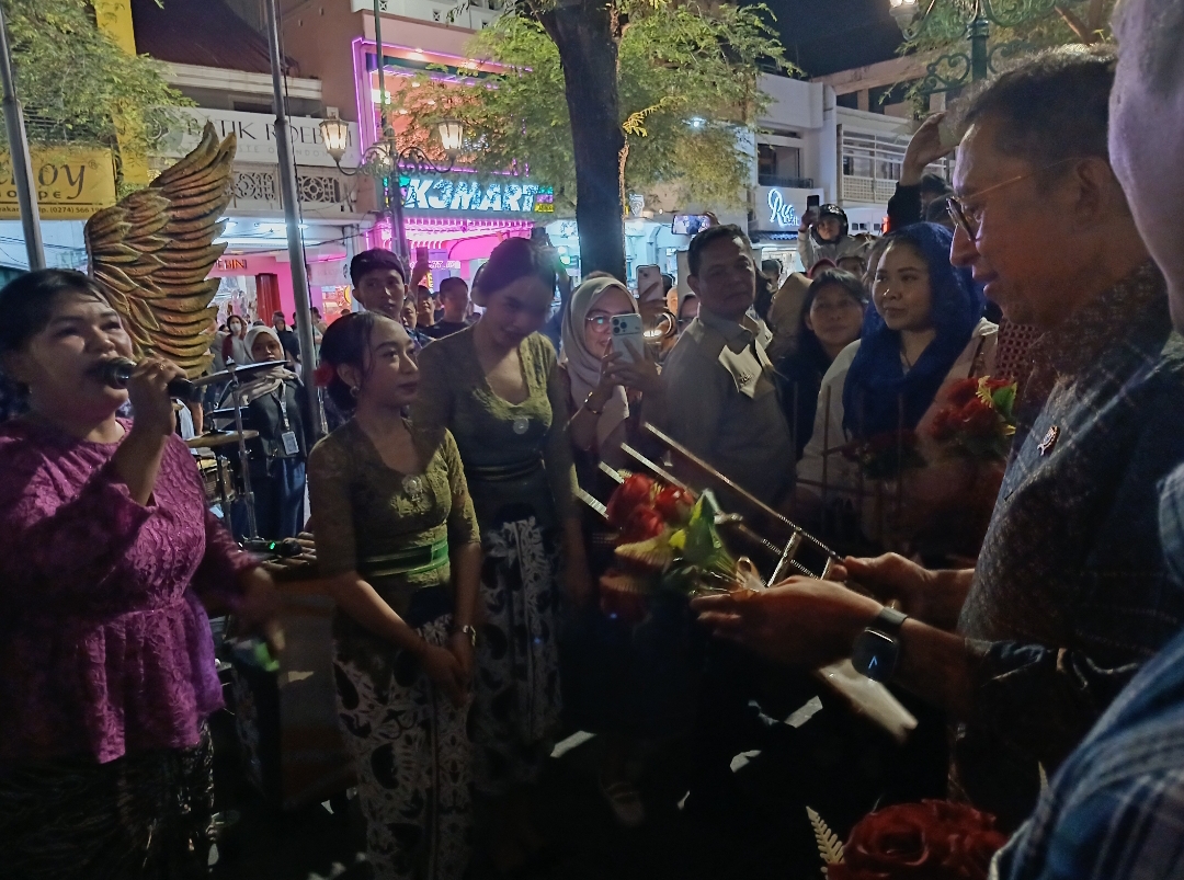 Menteri Kebudayaan Fadli Zon saat berjalan-jalan di kawasan pedestarian Jalan Malioboro