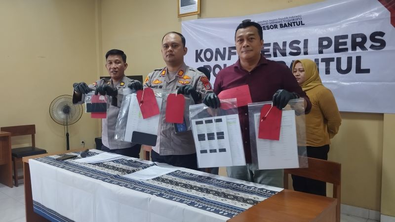 BARANG BUKTI: Polisi menunjukkan bukti transfer dari kasus penipuan di Polsek Banguntapan Selasa (2/12).
