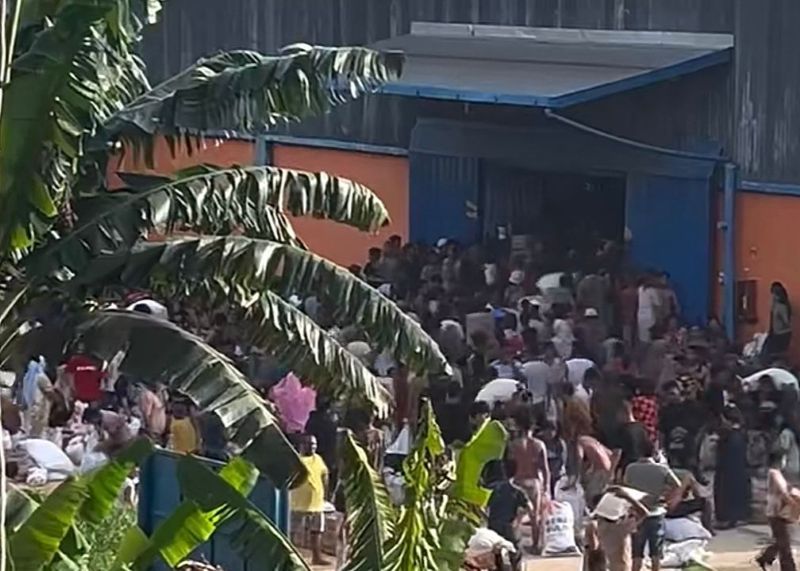 BANTUAN TAK KUNJUNG DATANG: Warga Menjarah Gudang Bulog.