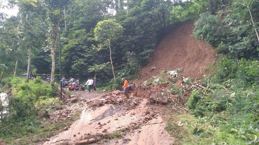 GOTONG ROYONG: Tim gabungan bersama-sama membersihkan sisa material longsor yang menutup akses jalan Kaliangkrik&ndash;Windusari, Rabu (3/12/2025).