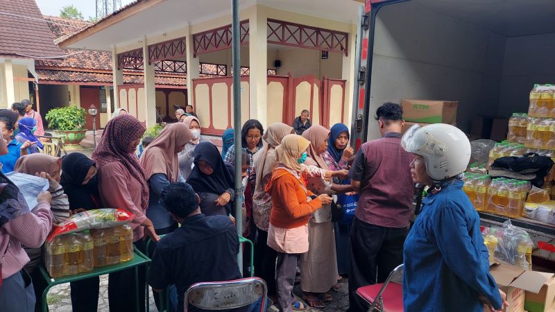 ANTRE: Warga menyerbu stand bahan pokok yang dibuka saat operasi pasar.