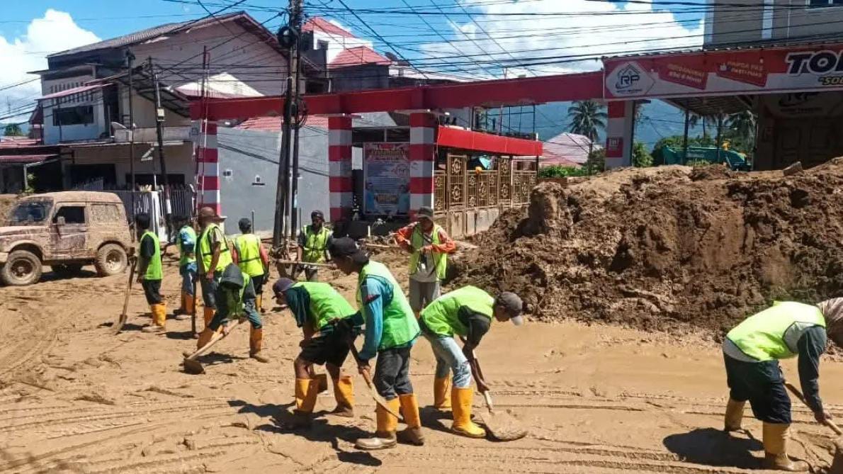 Petugas membersihkan sisa banjir di kota Padang
