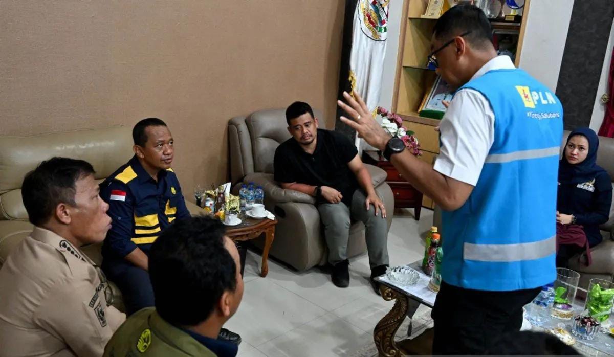 Menteri ESDM RI Bahlil Lahadalia bersama Gubernur Sumatera Utara Bobby Nasution dan Bupati Tapanuli Tengah Masinton Pasaribu, mendengarkan penjelasan dari Dirut PLN Darmawan Prasodjo