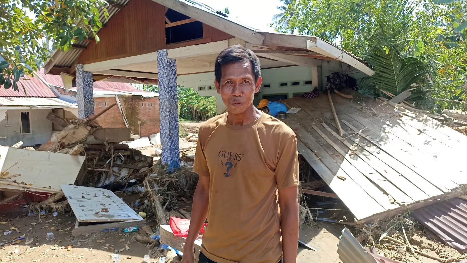 Fernandi, Korban banjir bandang padang yang selamat setelah terbawa arus 150 meter
