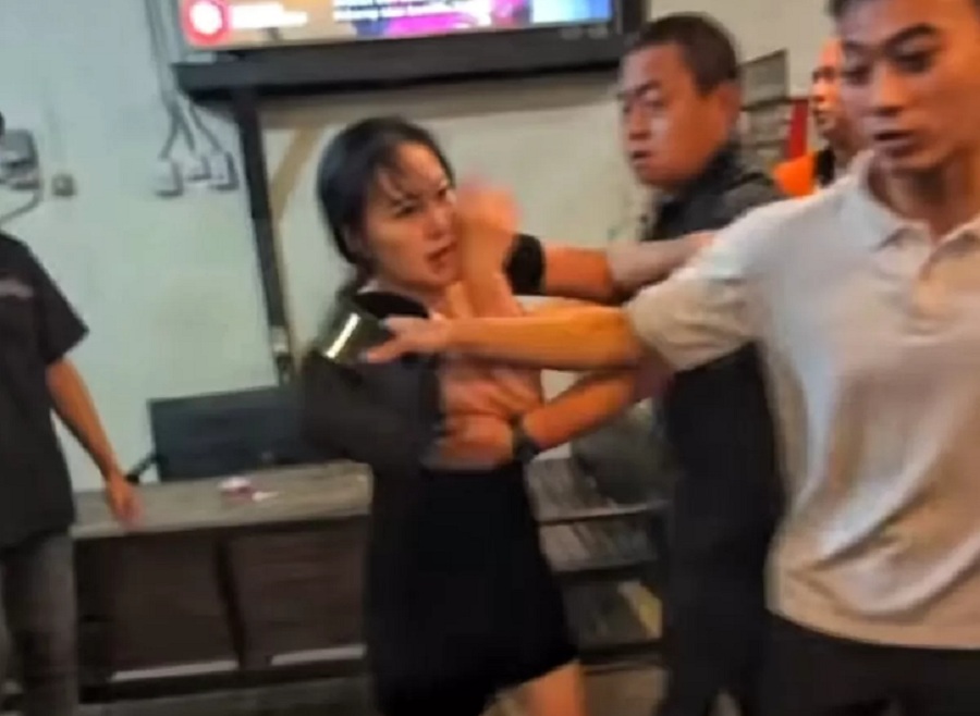 Tampang perempuan WNA pengemudi mobil yang terlibat kecelakaan.