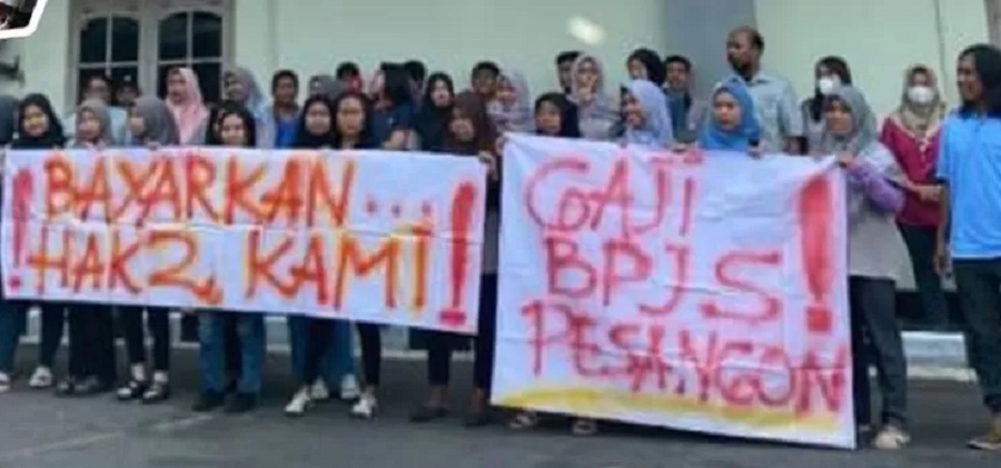 Buruh pabrik plastik kemasan di Kecamatan Kartasura, Sukoharjo demo, belum lama ini.