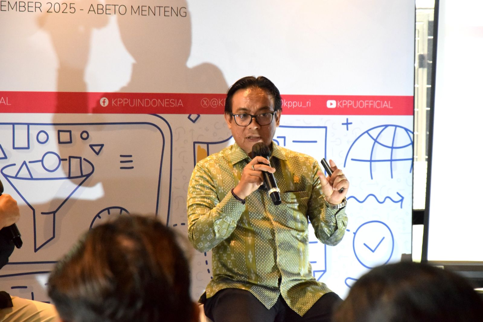 Wakil Ketua KPPU Aru Armando, dalam giatnya dengan awak media hari ini (3/12) di Jakarta.