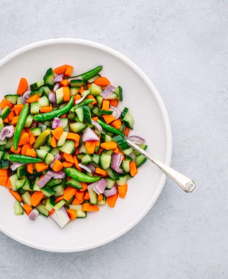 Acar timun, wortel, bawang merah dan cabai hijau.