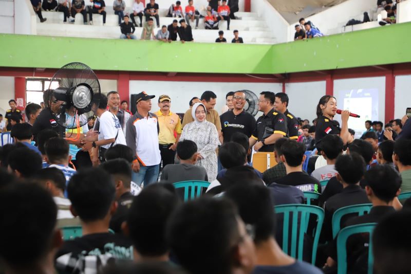 BENTUK DUKUNGAN : Bupati Purworejo Yuli Hastuti menyaksikan langsung Kejuaraan Kabupaten (Kejurkab) E-Sports Purworejo 2025 di Gelanggang Olahraga (GOR) Sarwo Edhie Wibowo, Minggu (7/12).