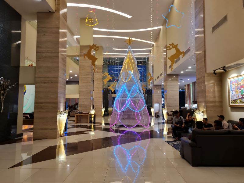 MERIAH: Suasana lobi Grand Artos Hotel & Convention sudah dipenuhi pernak-pernik Nataru.