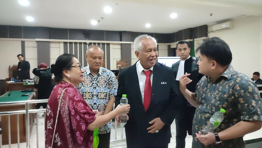 Pengacara Kondang Oc Kaligis (jas hitam) bersama terdakwa Jap Ferry Sanjaya (batik biru) saat di sidang Pengadilan Tipikor Semarang, Kamis (4/12/2025).