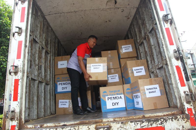 PEDULI SESAMA: Pekerja jasa ekspedisi JNE menata paket bantuan obat-obatan untuk korban terdampak bencana Sumatra di Kompleks Kepatihan, Jogja Senin (8/12).