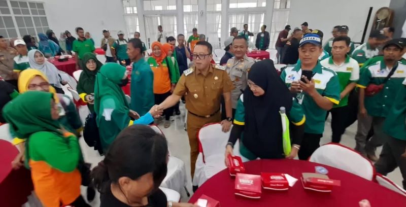 Wakil Bupati Karanganyar Adhe Eliana usai beraudiensi dengan serikat pekerja FSP-KEP, Senin (8/12/2025).