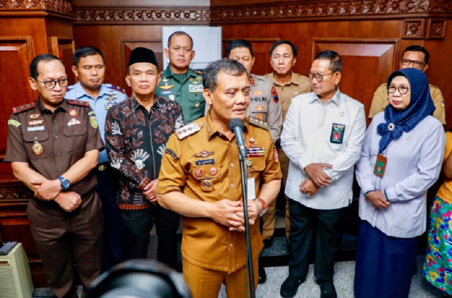 Para bupati dan wali kota diminta siaga di wilayah masing-masing untuk memantau kondusivitas dan kesiapsiagaan potensi bencana.