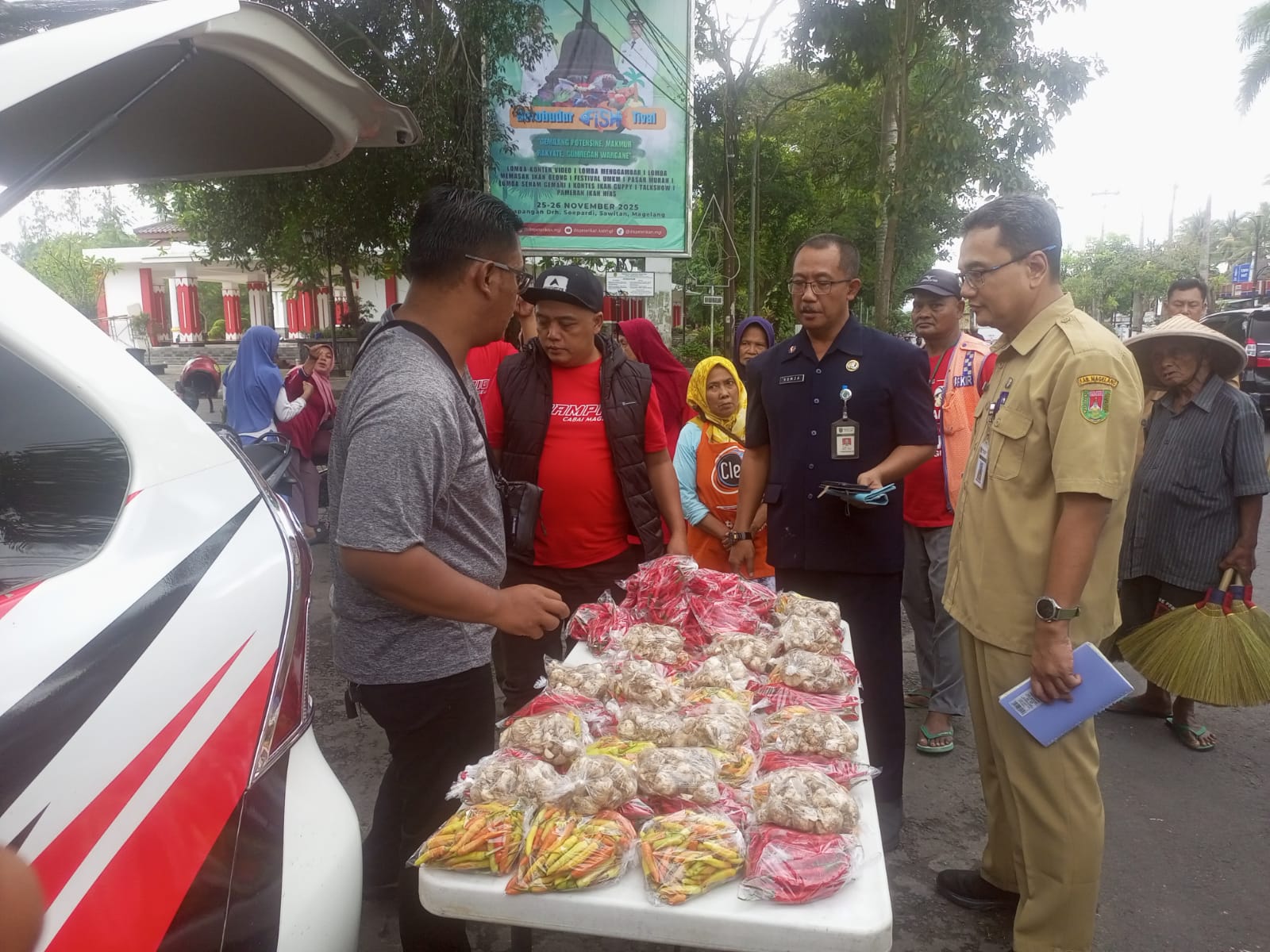 Warga rela mengantre demi mendapatkan paket cabai gratis di Lapangan drh Soepardi, Selasa (9/12)