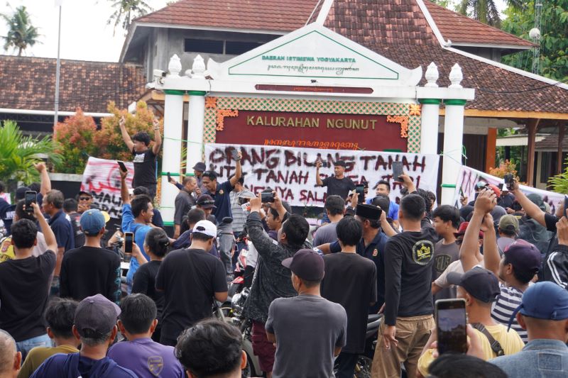 TURUN AKSI: Karangtaruna Kalurahan Ngunut melakukan demonstrasi di depan Kantor Kalurahan Ngunut sebagai bentuk protes atas dugaan korupsi Senin (9/12).