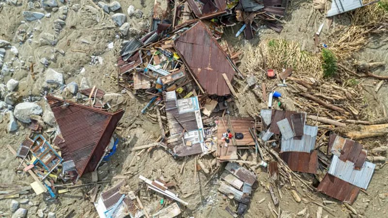 Kondisi rumah rusak akibat banjir bandang di Tanjung Raya, Agam, Sumatera Barat, Jumat (05/12). 