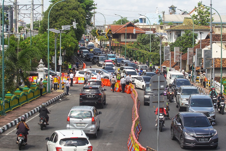 Pengendara kendaraan bermotor melintas saat penerapan rekayasa lalu lintas di Jembatan Kleringan yang kini diberlakukan dua arah imbas penutupan Jembatan Kewek, Kota Jogja, Rabu (10/12/2025).