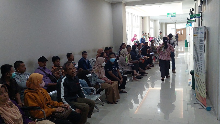 Konisi antrean panjang di RSUD Wates Kulon Progo Rabu (10/12/2025).